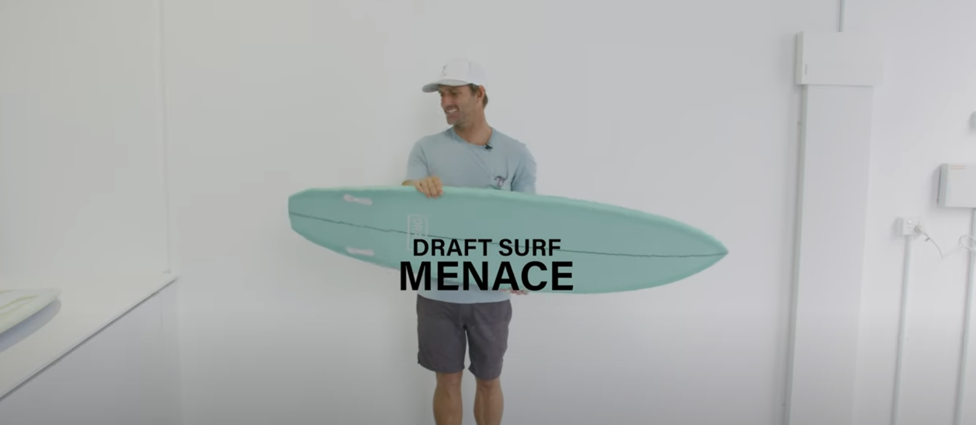 Carregar vídeo: Menace Surfboard Draft Surf